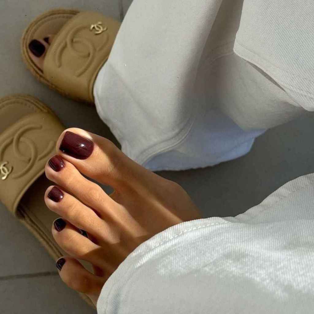 El burdeos es un sí rotundo en pedicura este otoño-invierno