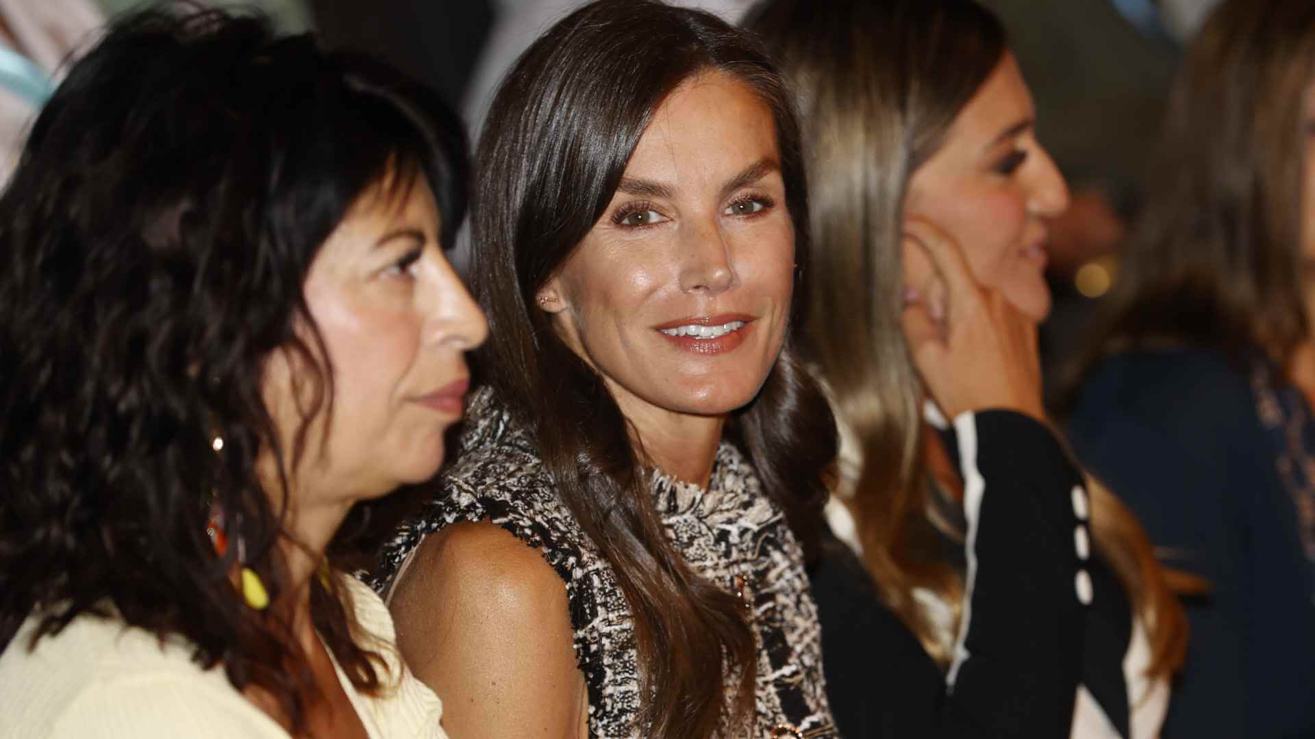 El chaleco hecho especialmente para la reina Letizia por las trabajadoras de APRAMP