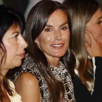 El chaleco hecho especialmente para la reina Letizia por las trabajadoras de APRAMP
