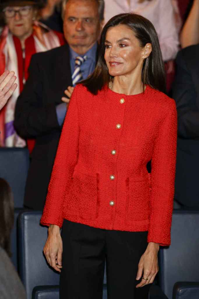 La reina Letizia con una chaqueta confeccionada por las trabajadoras de APRAMP el pasado marzo de 2024