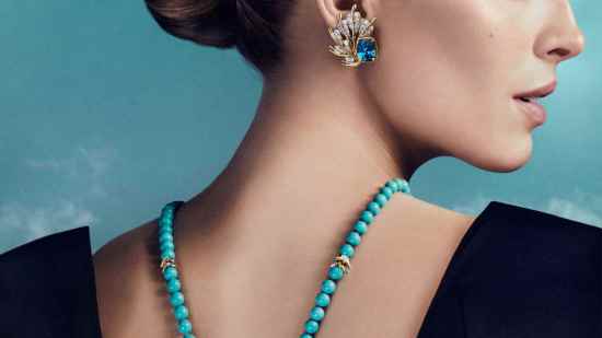 La modelo Abby Champion en las fotografías de la nueva colección Bird on a Rock de Tiffany & Co