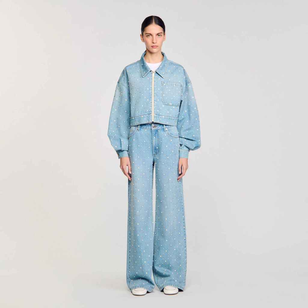 Total look denim de Sandro con strass y perlas