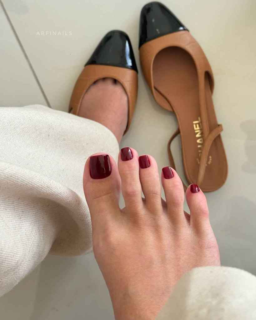 El burdeos es uno de los colores tendencia en pedicuras esta temporada