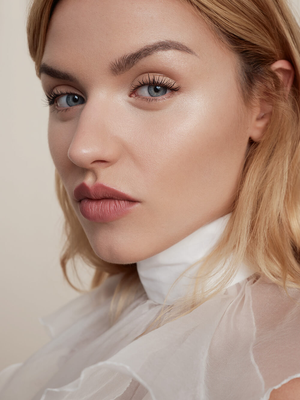 Cuello de De la Cierva y Nicolás.
Para iluminar y corregir imperfecciones en ciertas zonas del rostro —como las ojeras, los huesos de las cejas o los párpados— se ha aplicado el iluminador facial Touche Éclat.
De YSL Beauty.