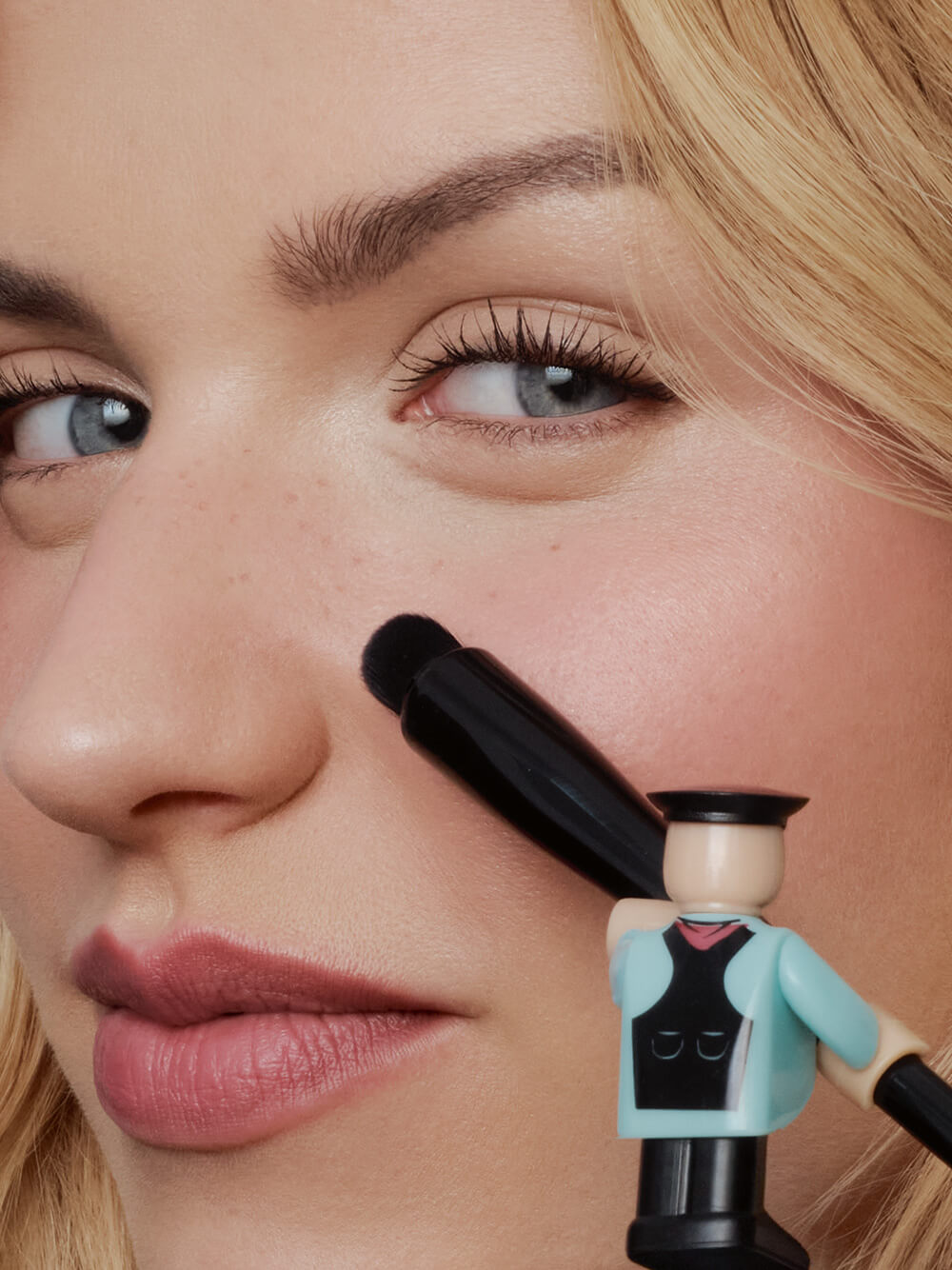 En las mejillas y sobre el puente de la nariz, el colorete en polvo Make Me Blush Bold Blurring Blush
proporciona un rubor fresco y atenúa el aspecto de las imperfecciones. De YSL Beauty.