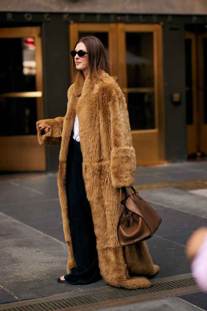 Los abrigos de pelo XXL vienen pisando fuerte esta temporada