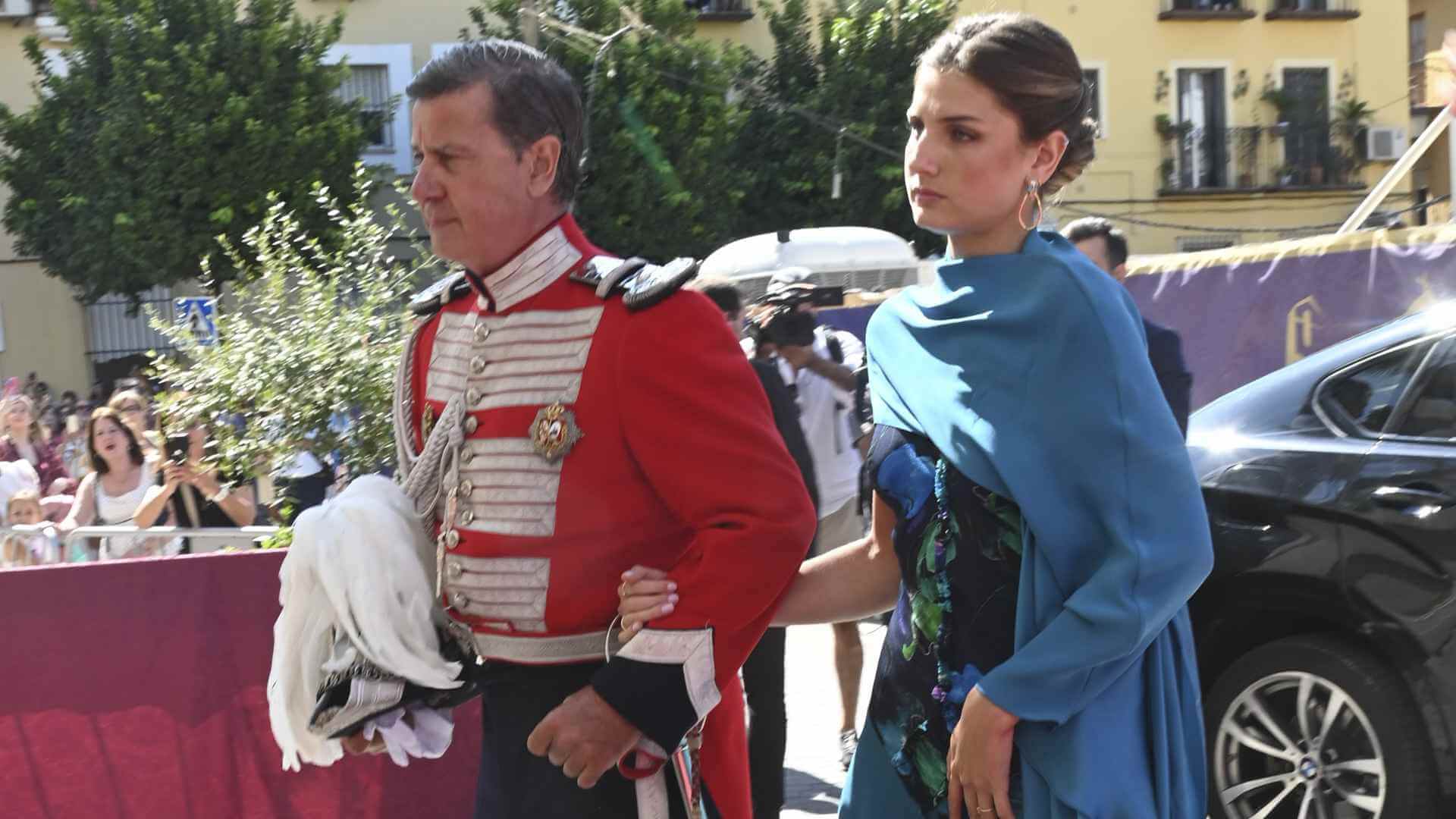 Amina Martínez de Irujo con su padre Cayetano en su boda