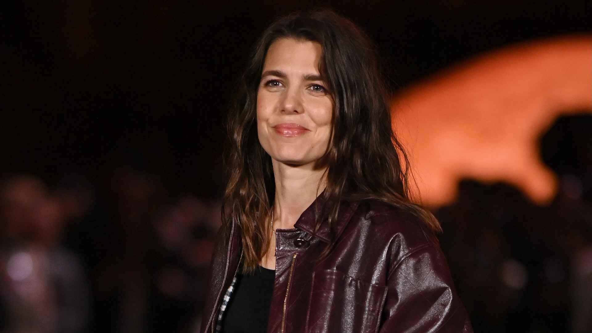 Carlota Casiraghi en el desfile de Chanel de la Semana de la Moda de París ha presumido de manicura tendencia