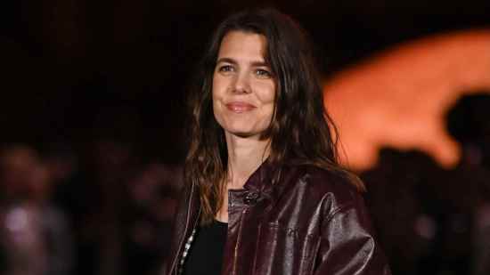 Carlota Casiraghi en el desfile de Chanel de la Semana de la Moda de París ha presumido de manicura tendencia