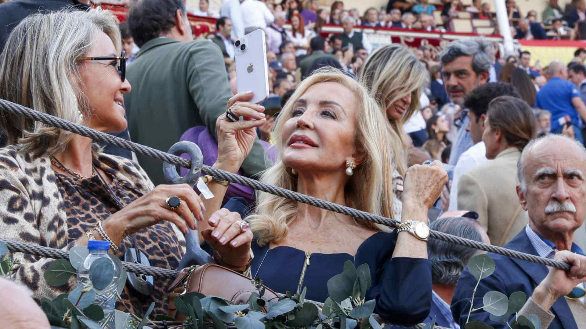 Carmen Lomana con el 'total look' denim de IQ Collection