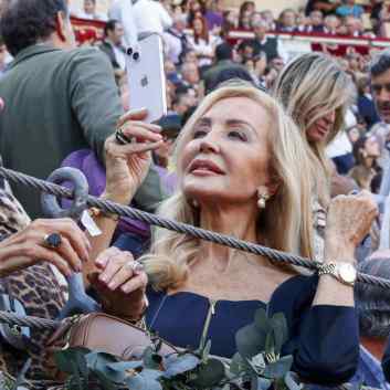 Carmen Lomana con el 'total look' denim de IQ Collection