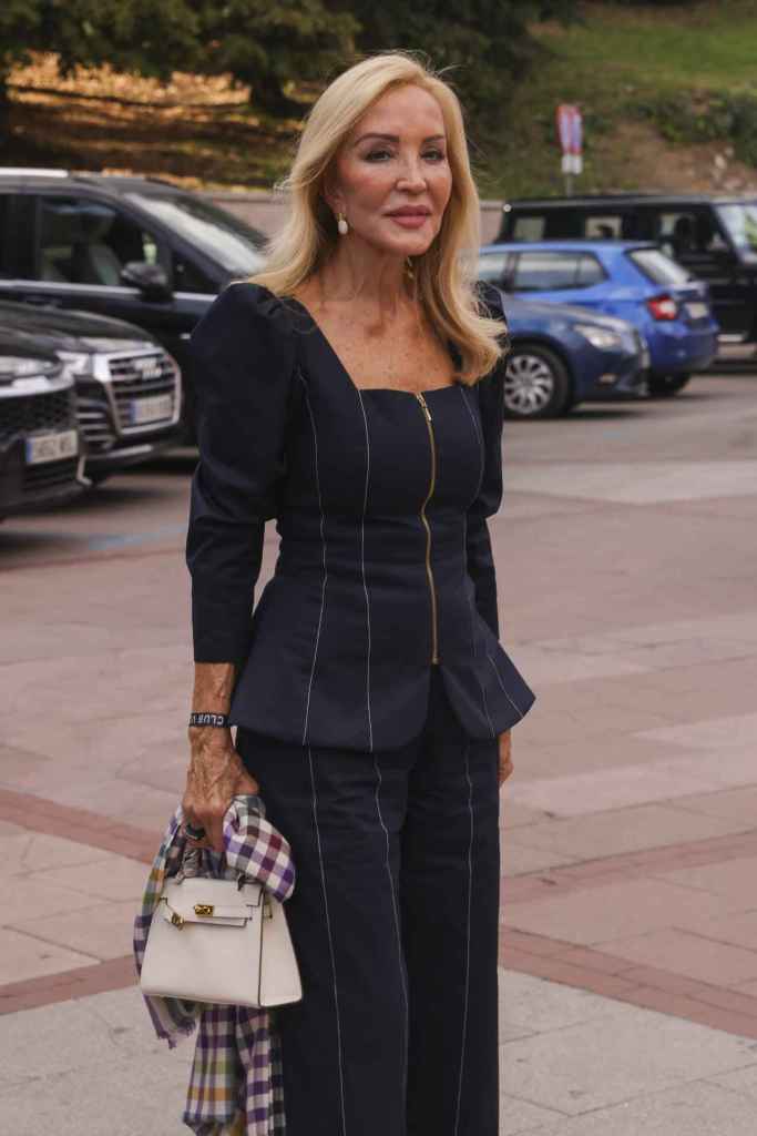 Carmen Lomana con el 'total look' denim de IQ Collection