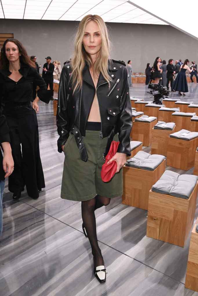 Charlize Theron en el desfile de Dior en la Semana de la Moda de París