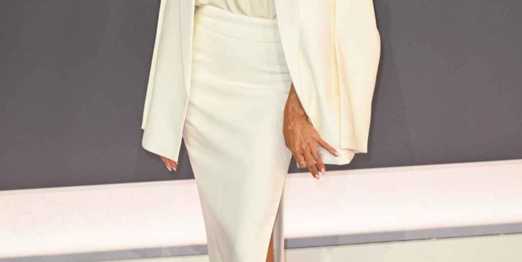 Detalle de la manicura de Victoria Beckham en la première del documental 'Victoria Beckham'
