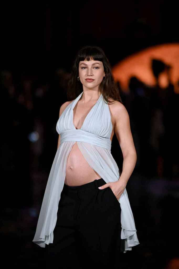 El look premamá de Úrsula Corberó en el desfile de Chanel en la Semana de la Moda de París 