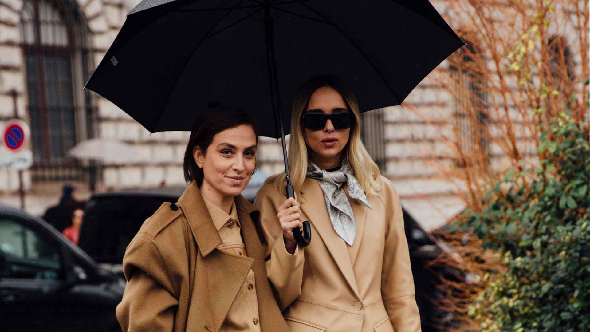 En días de lluvia podemos controlar el frizz del pelo con recogidos (Foto: Imaxtree).