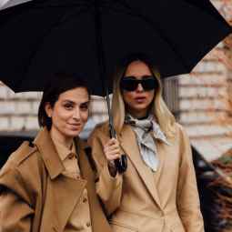 En días de lluvia podemos controlar el frizz del pelo con recogidos (Foto: Imaxtree).