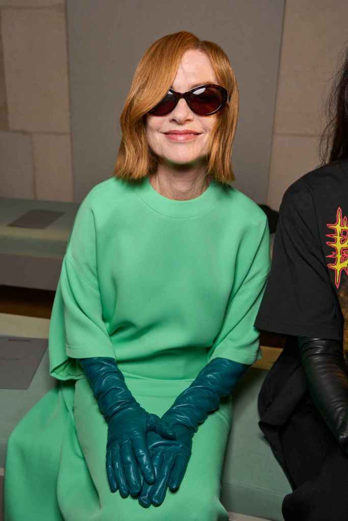 Isabelle Huppert en el desfile de Balenciaga en la Semana de la Moda de París