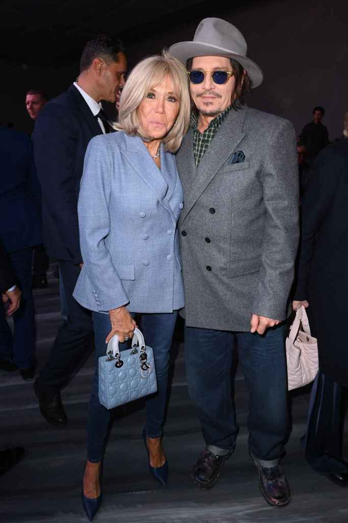 Brigitte Macron y Johnny Depp en el desfile de Dior en la Semana de la Moda de París