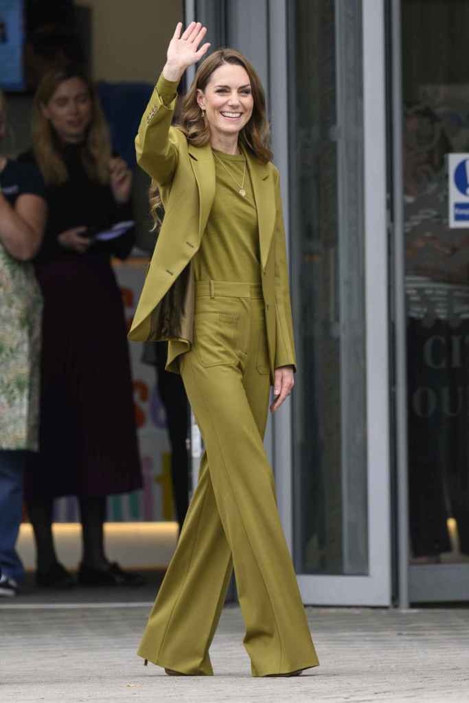 Kate Middleton luciendo un traje verde de chaqueta de Victoria Beckham