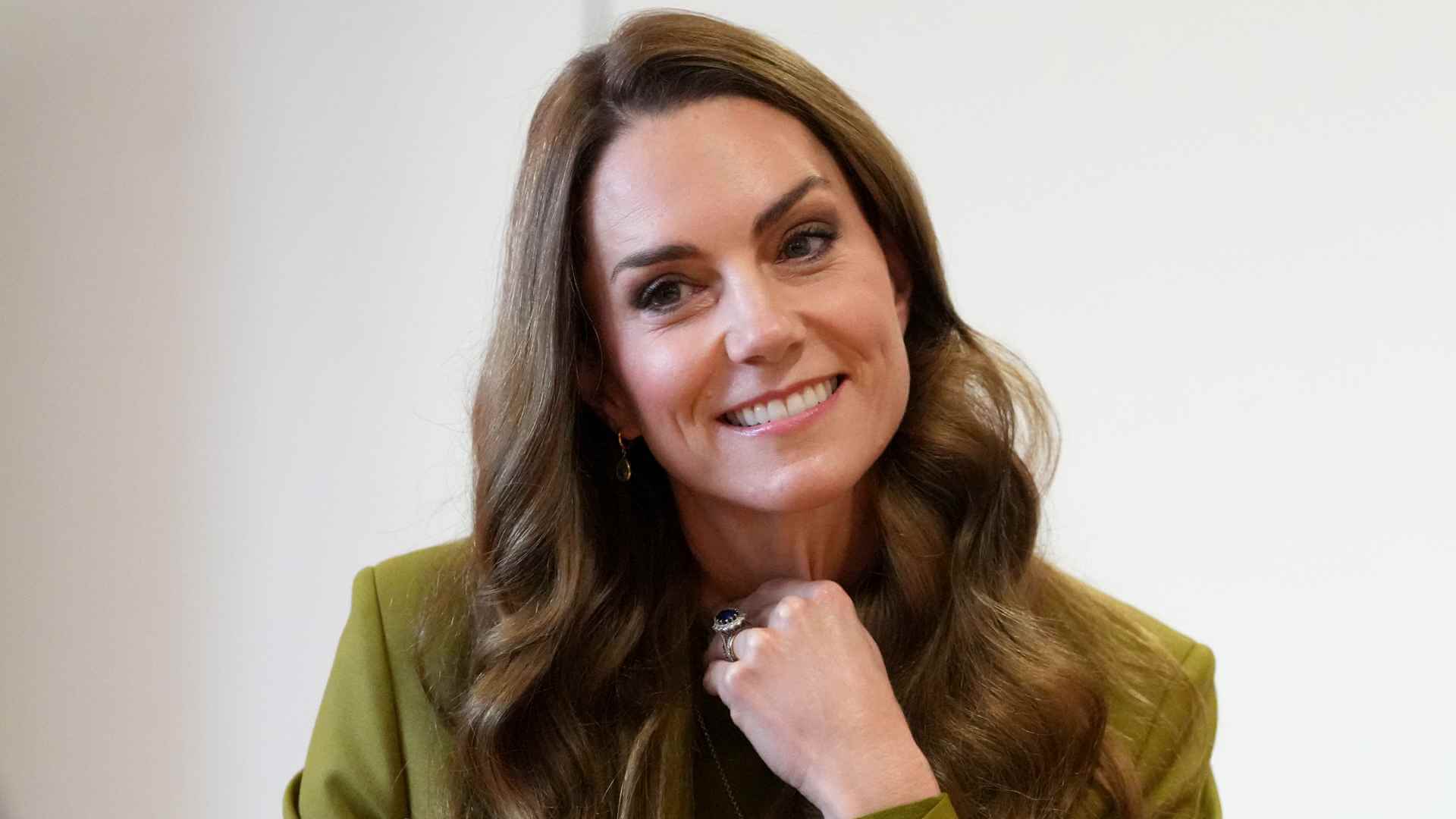Kate Middleton luciendo un traje verde de chaqueta de Victoria Beckham