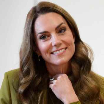 Kate Middleton luciendo un traje verde de chaqueta de Victoria Beckham