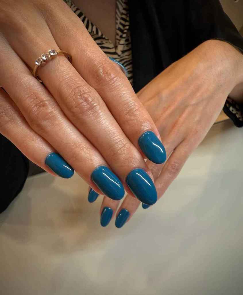 El azul petróleo es un color de uñas que ayuda a rejuvenecer las manos 