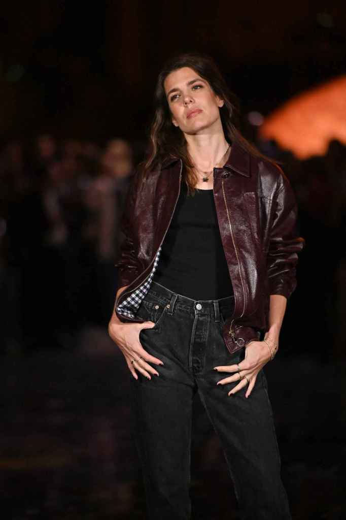 Carlota Casiraghi en el desfile de Chanel de la Semana de la Moda de París ha presumido de manicura tendencia 
