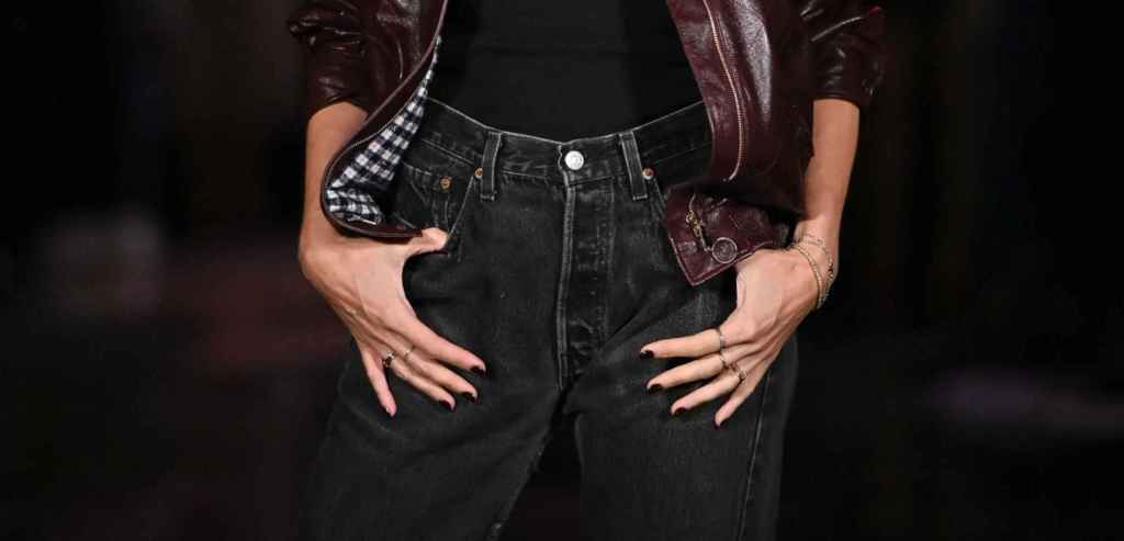 Detalle de la manicura de Carlota Casiraghi en el desfile de Chanel en la Semana de la Moda de París