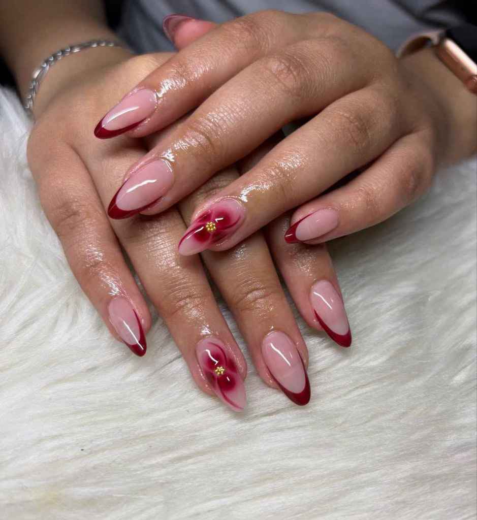 Esta manicura francesa burdeos con detalles de flores es tendencia