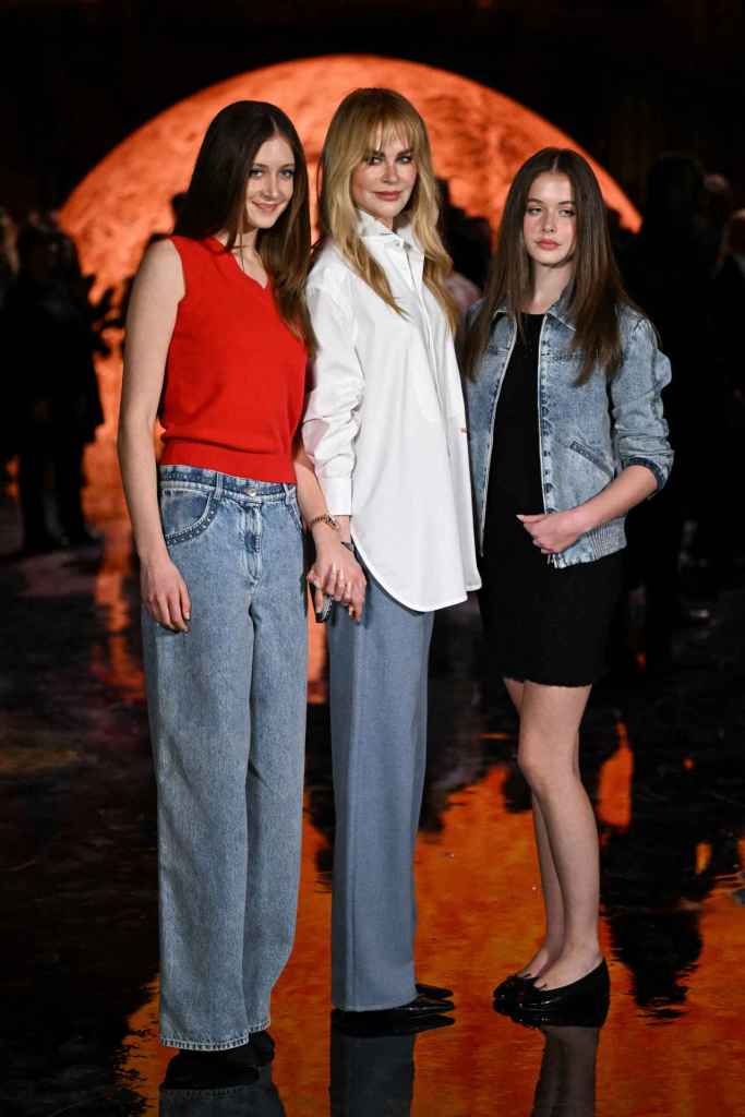 Nicole Kidman y sus hijas, Sunday Rose y Fatih Margaret, en el desfile de Chanel en la Semana de la Moda de París