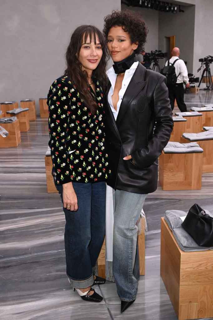  Rashida Jones and Taylor Russell en el desfile de Dior en la Semana de la Moda de París