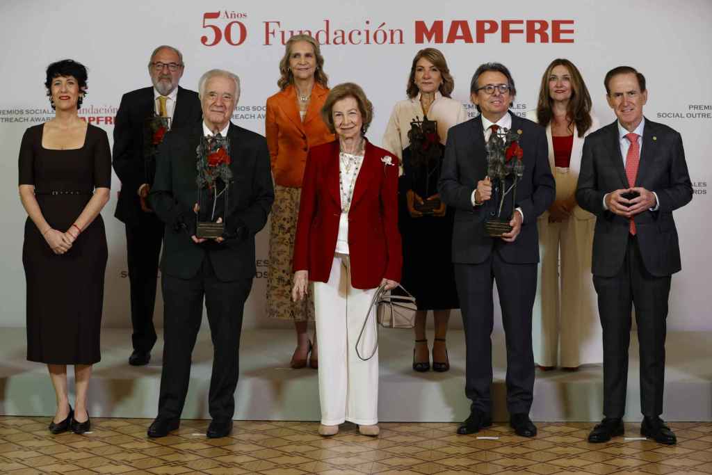 La reina Sofía y la infanta Elena en los Premios Sociales de la Fundación Mapfre