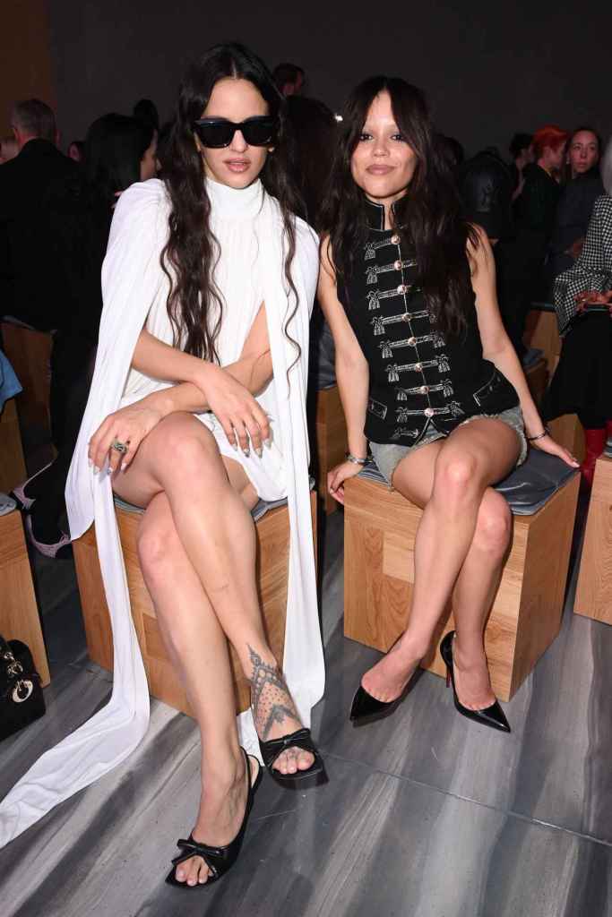 Rosalía y Jenna Ortega en el desfile de Dior en la Semana de la Moda de París