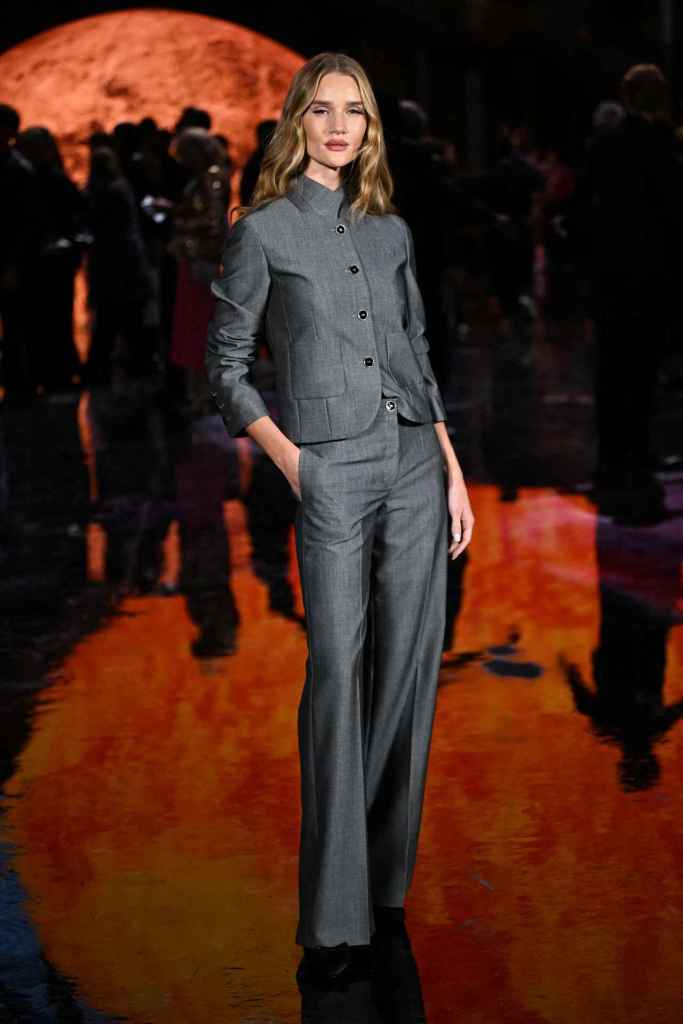 Rosie Huntington-Whiteley en el desfile de Chanel en la Semana de la Moda de París