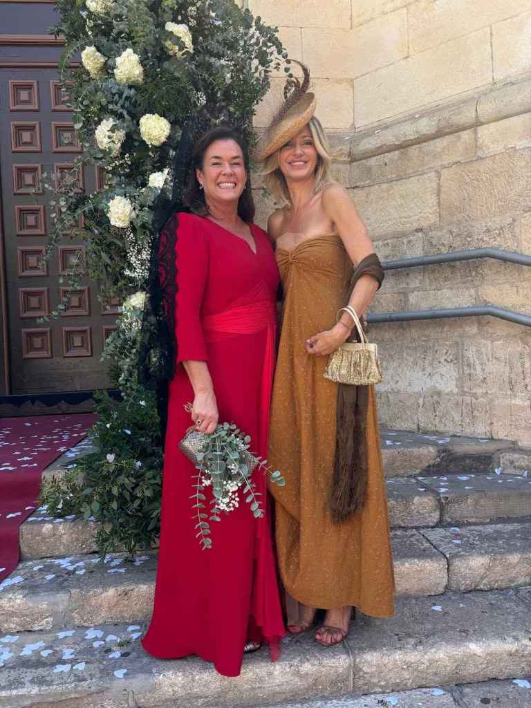 Susanna Griso con su look de invitada junto a otra invitada