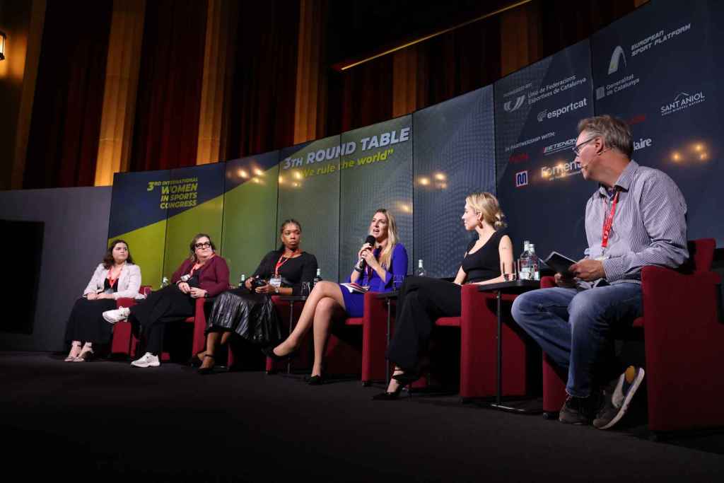 La mesa de debate We rule the world