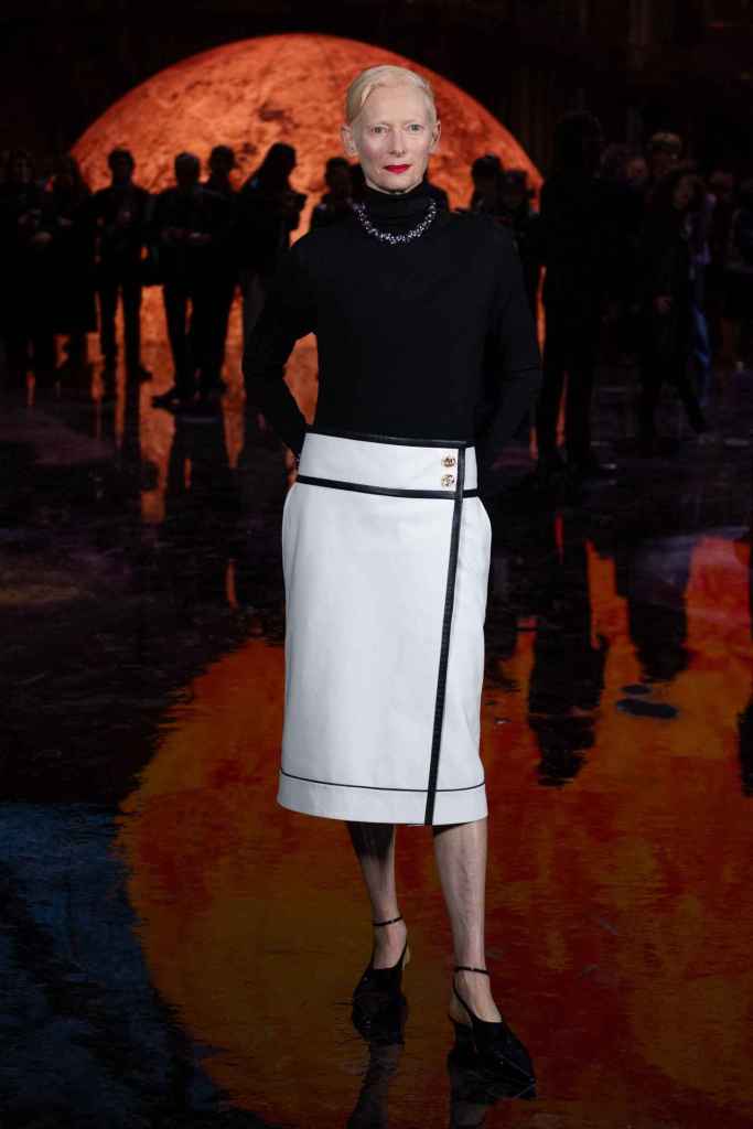 Tilda Swinton en el desfile de Chanel en la Semana de la Moda de París