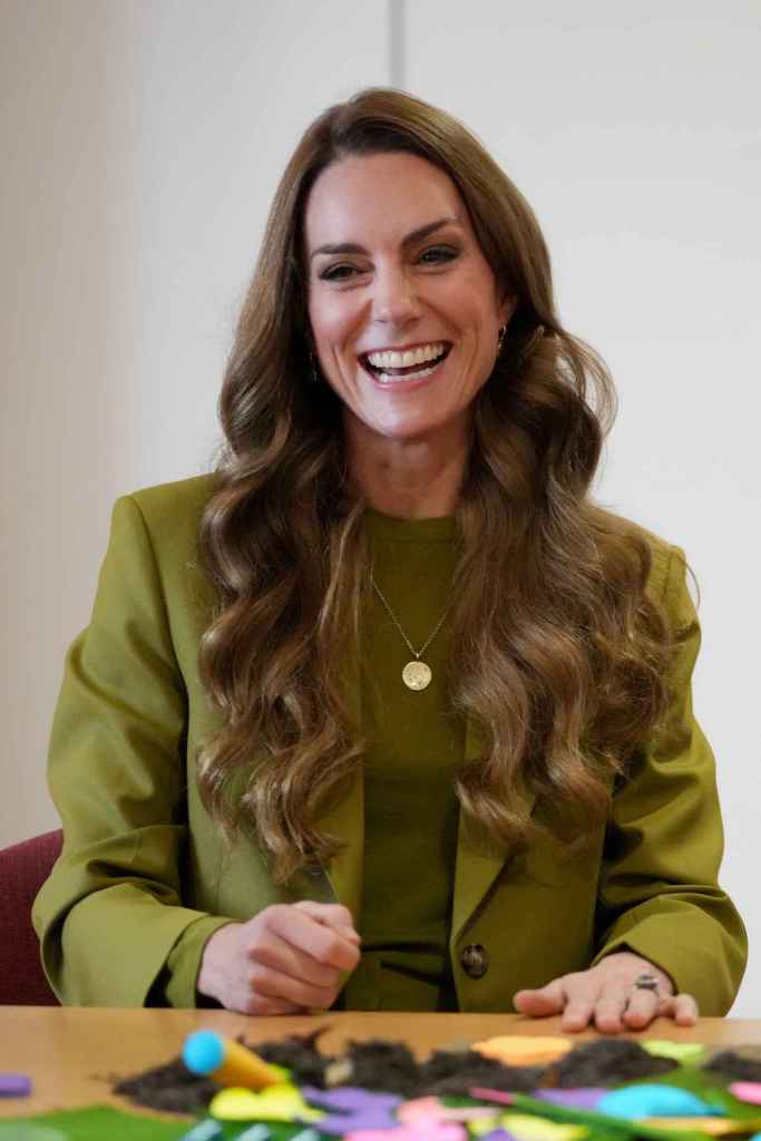 Kate Middleton luciendo un traje verde de chaqueta de Victoria Beckham