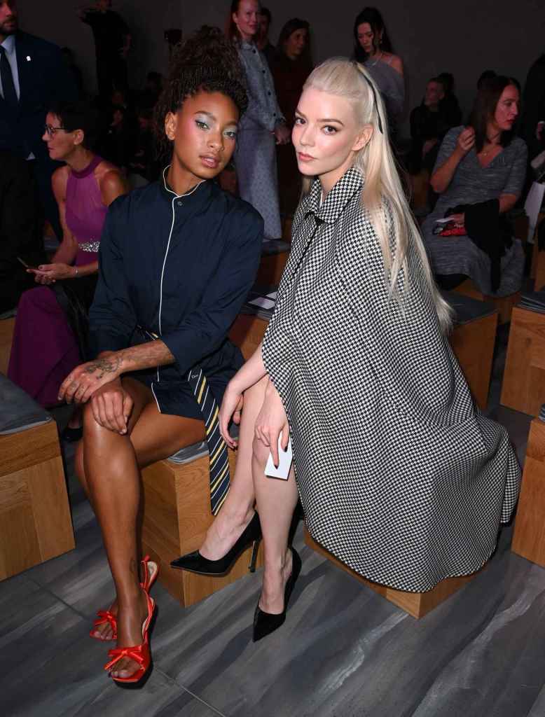 Willow Smith y Anya Taylor-Joy en el desfile de Dior en la Semana de la Moda de París
