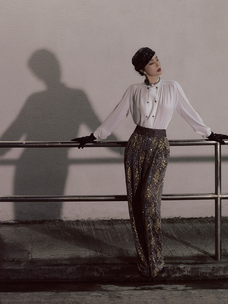 Camisa, pantalón, gorro, guantes y botas, de Giorgio Armani; pendientes y collar, de Long Beach Pearl.