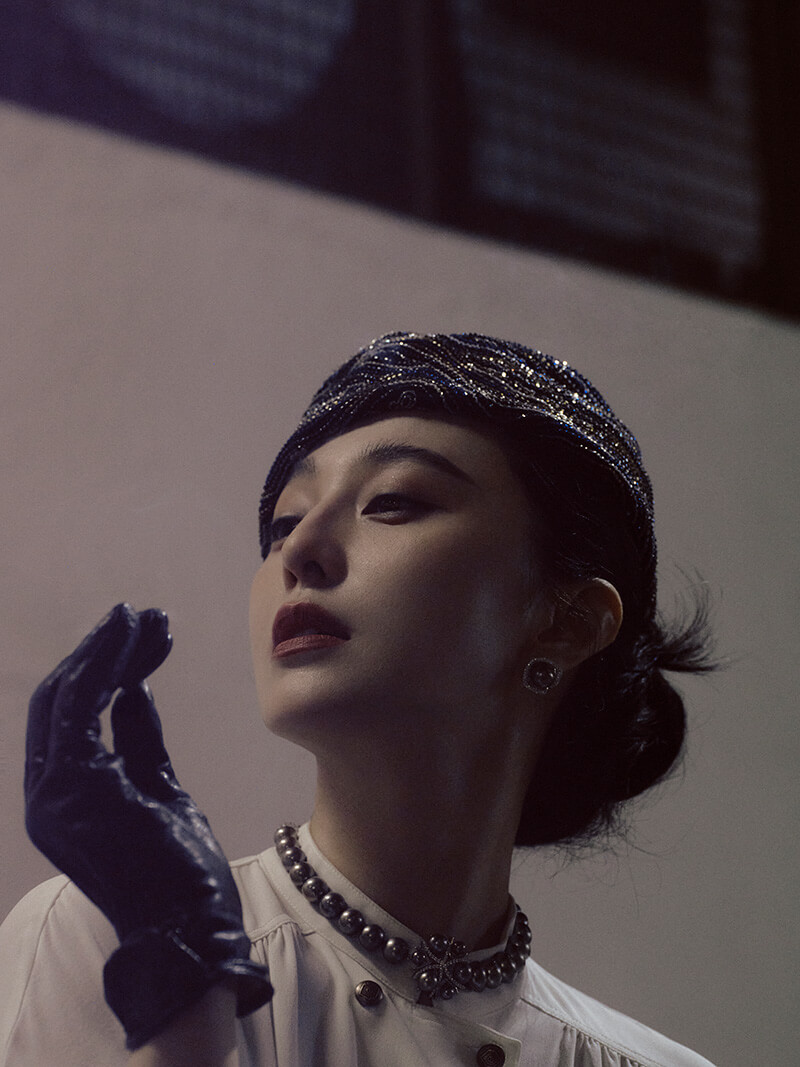 Camisa, pantalón, gorro, guantes y botas, de Giorgio Armani; pendientes y collar, de Long Beach Pearl.