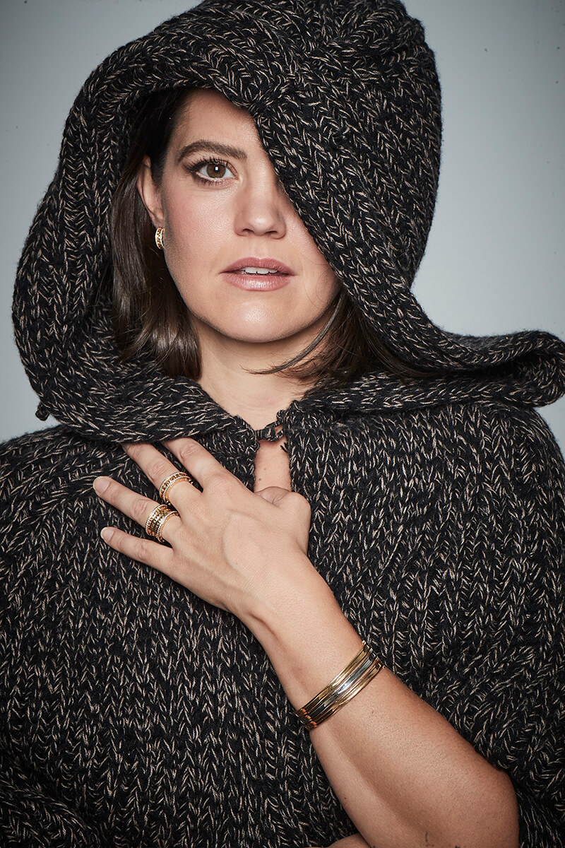 Capa larga y falda acampanada de canalé de lana y cachemira, cinturón largo de piel y merceditas de piel, todo de Max Mara. Pendientes B.zero1 Rock en oro amarillo con pavé de diamantes, pulseras B.zero1 en oro amarillo, oro blanco y oro rosa, y anillos B.zero1 en oro amarillo con pavé de diamantes, todo de Bvlgari.