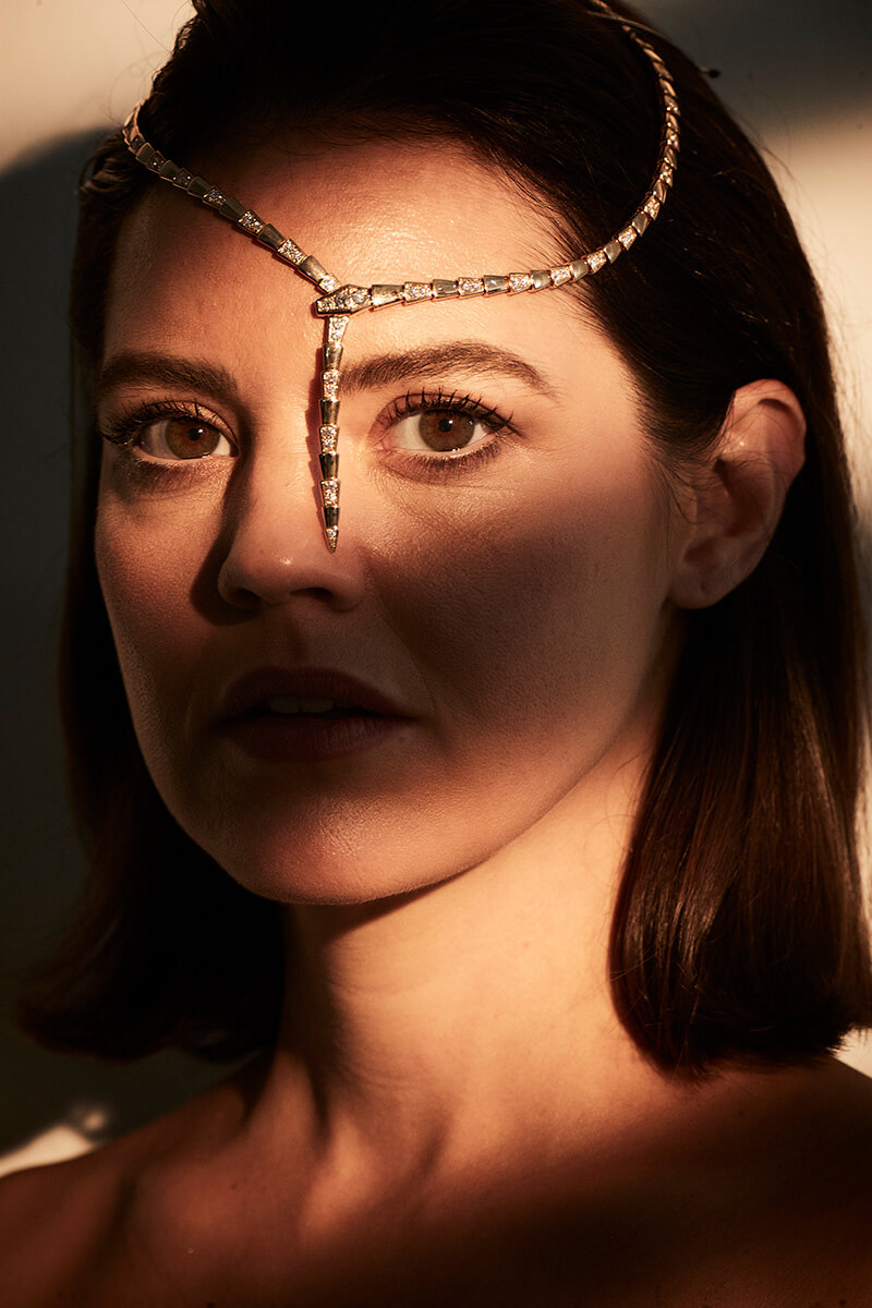 Collar Serpenti en oro rosa con pavé de diamantes, de Bvlgari.