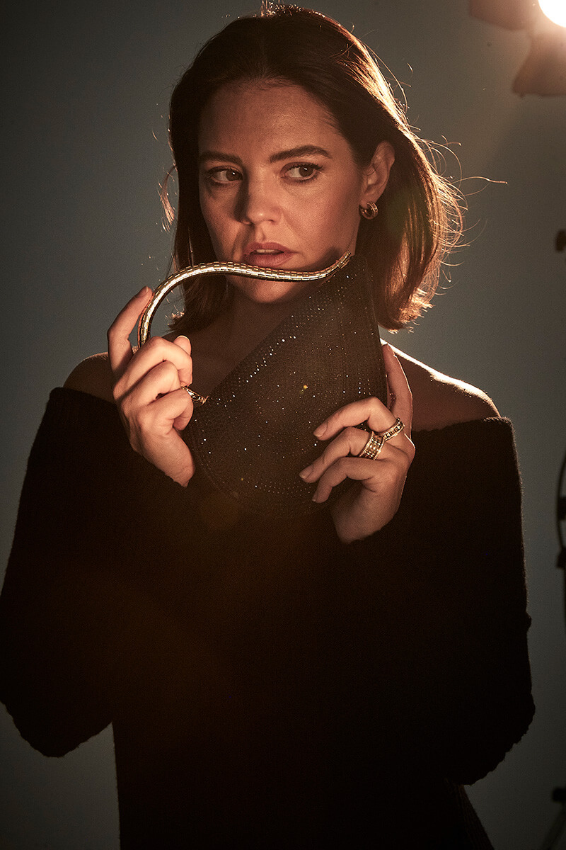 Vestido de tubo de lana y cachemira, de Max Mara. Bolso Serpenti Cuore 1968 con cristales negros aplicados sobre una base de ante y forro interior en piel con asa superior en forma de cuerpo de serpiente, y anillo B.zero1 Rock en oro amarillo con pavé de diamantes, ambos de Bvlgari.