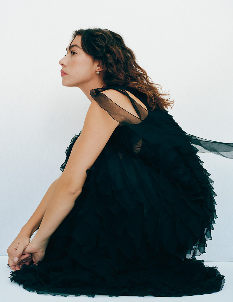 Vestido largo asimétrico de muselina de seda, y pendientes Dior Tribales Dior Arabesque en metal con acabado dorado y perlas de resina blanca. Todo, de Dior.