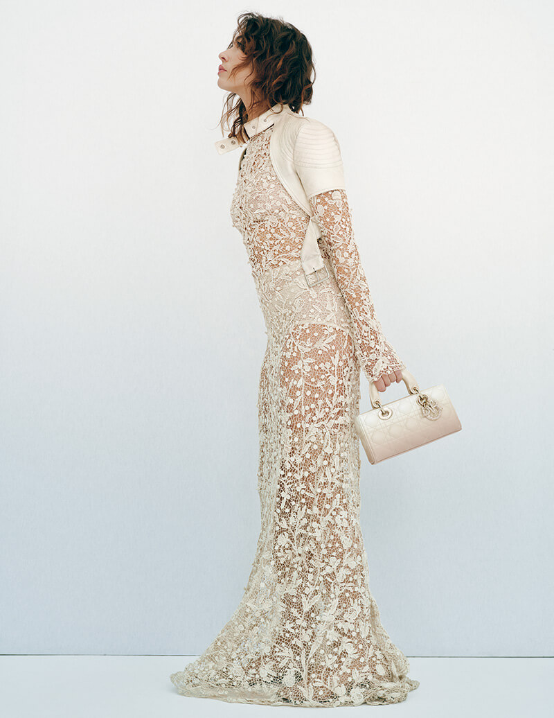 Chaqueta de cuero estilo vintage, vestido largo bordado con motivos de granada y millefiori, y bolso Lady D-Joy en piel de cordero Cannage rosa degradado, con charms de strass y cadena extraíble. Todo, de Dior.