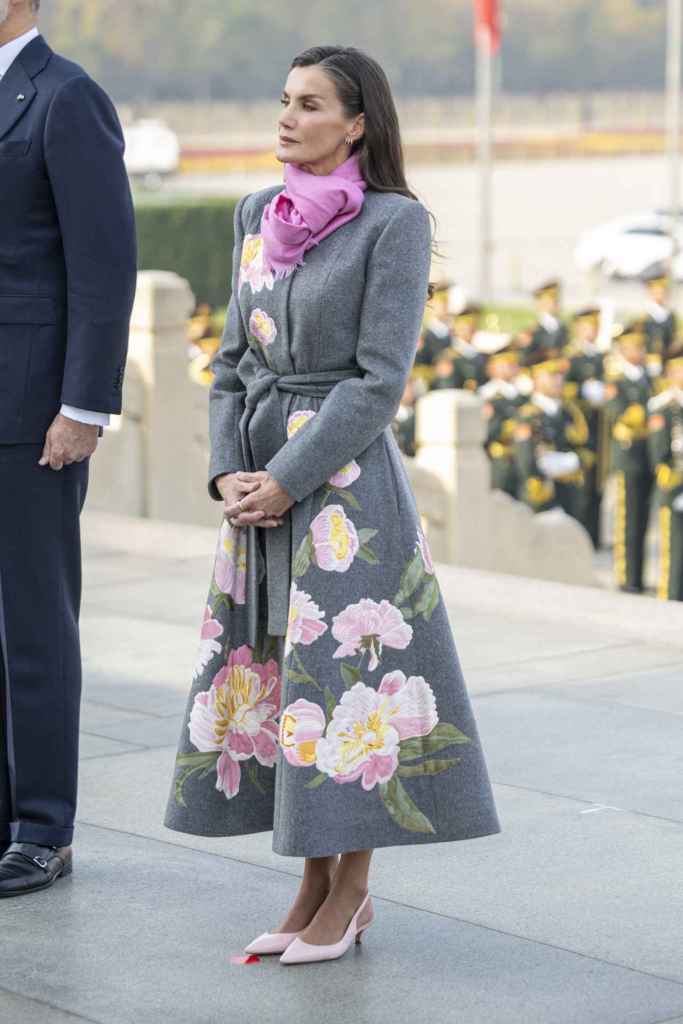 La reina Letizia estrenando abrigo de Carolina Herrera en su visita a China