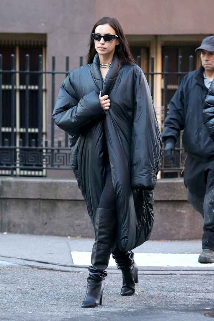 Irina Shayk con un abrigo acolchado por las calles de Nueva York