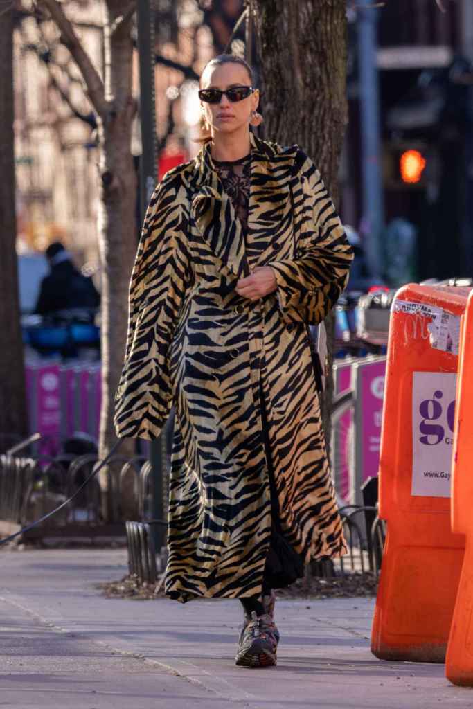 Irina Shayk con un abrigo acolchado por las calles de Nueva York